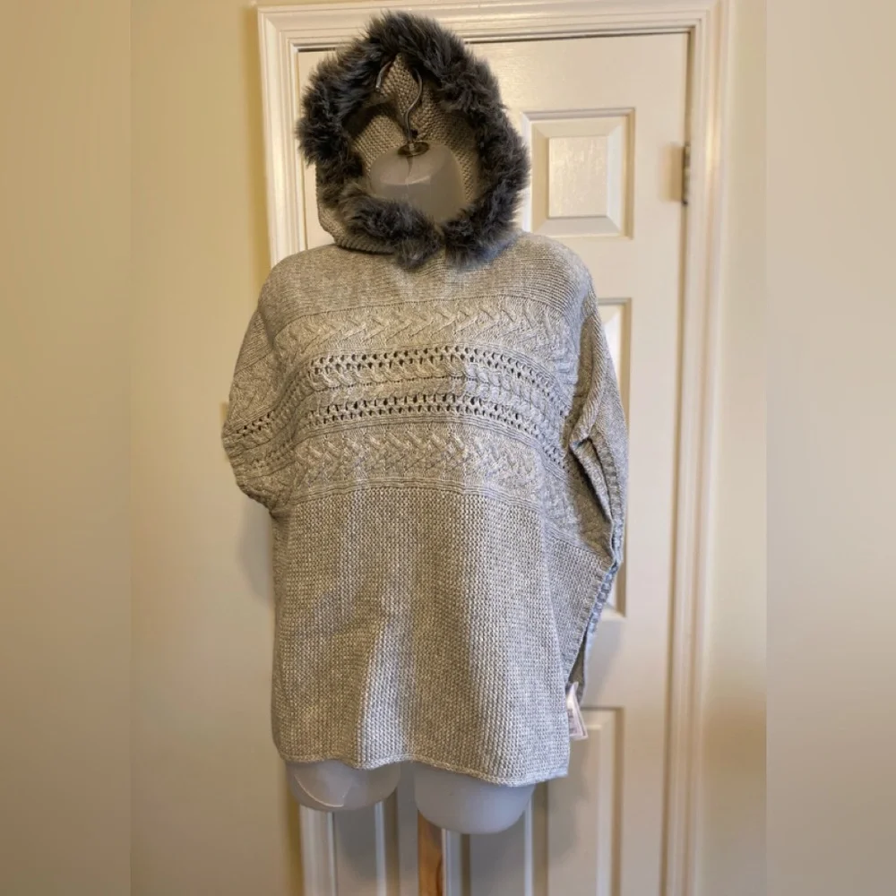 NWT Gap - Girls gray cable knit poncho with faux fur hood, Size: XL